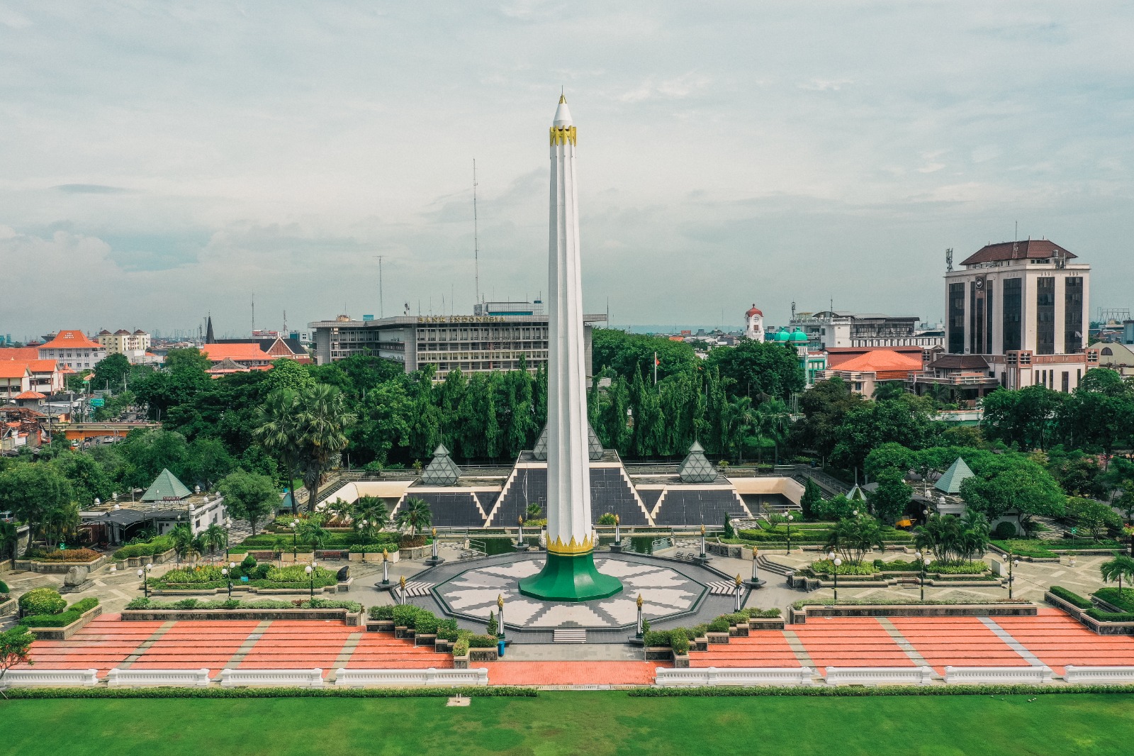 Tugu Pahlawan, rental mobil pajero