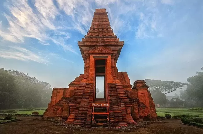 candi bajang ratu, rental mobil Innova Mojokerto