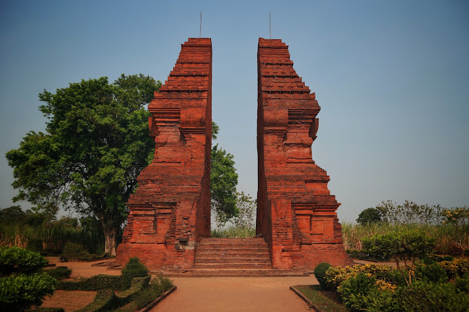 candi wringin lawang, rental mobil Innova Mojokerto